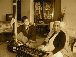 Dr. Francesca Cassio and Smt. Girija Devi during a class in Kolkata, 2006