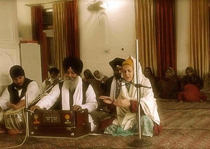 Dr. Francesca Cassio performing accompanied by the Hazoori Ragi Bhai Sant Narinder Singh and his jatha.