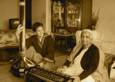 Dr. Francesca Cassio and Smt. Girija Devi during a class in Kolkata, 2006.