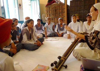 Dr. Francesca Cassio - Teaching a vocal class in Sultanpur Lodhi